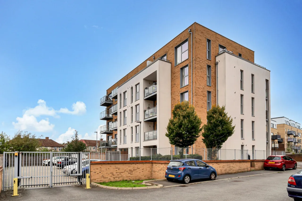 2 bed flat for sale, Manor Lane, Feltham