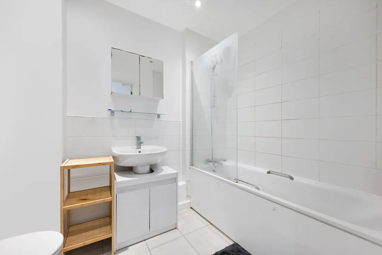Baltic Avenue, Brentford, TW8, photo 8