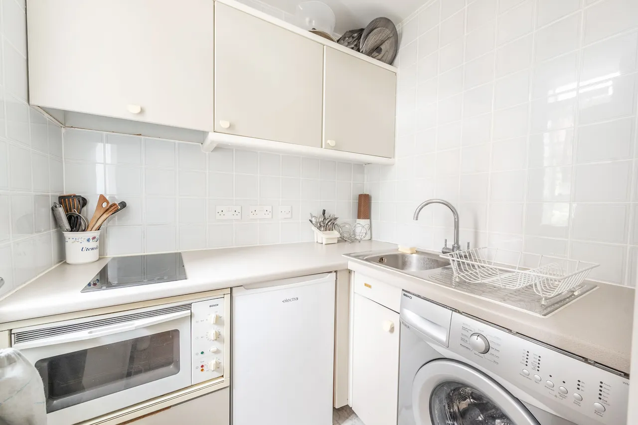 318 Chelsea Cloisters, Sloane Avenue, London, photo 3
