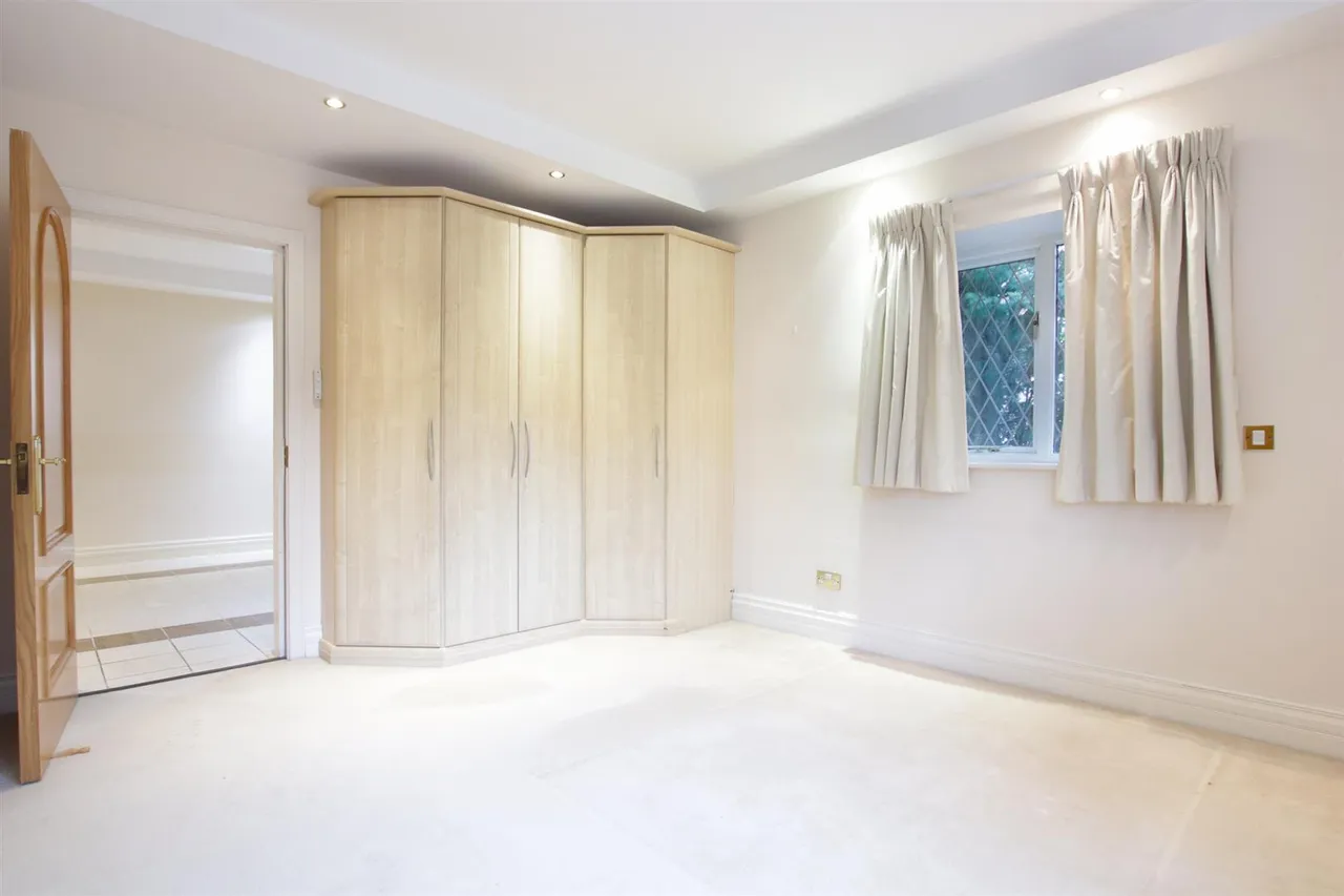 The Avenue, Hale, WA15, photo 17