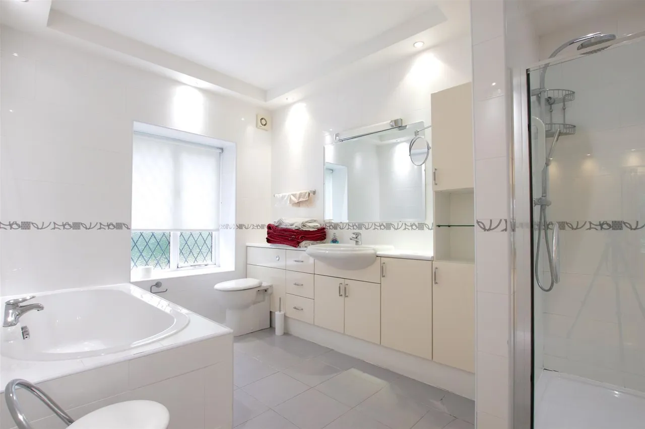 The Avenue, Hale, WA15, photo 13
