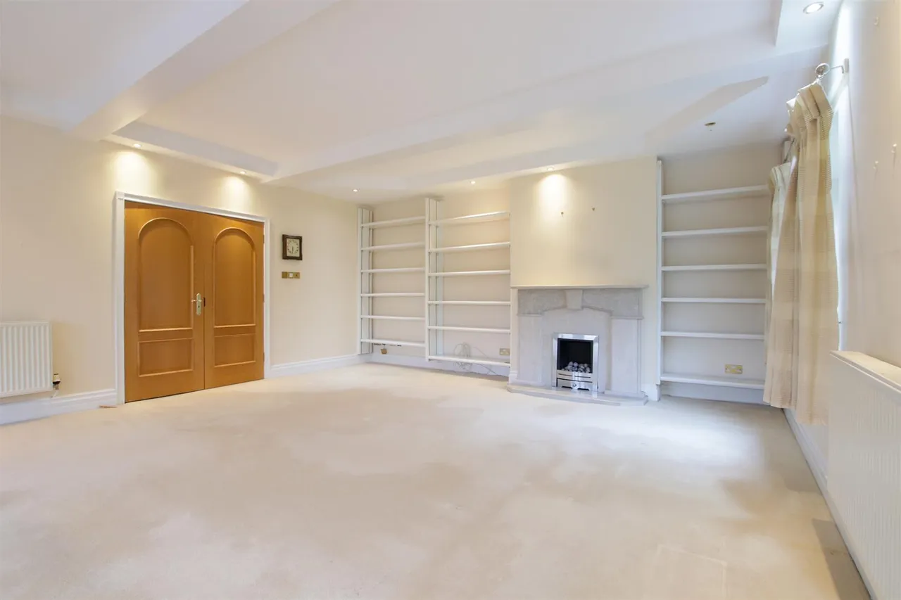 The Avenue, Hale, WA15, photo 6