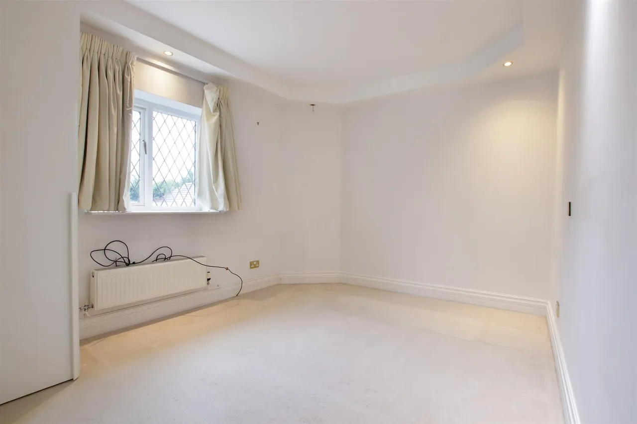 The Avenue, Hale, WA15, photo 15
