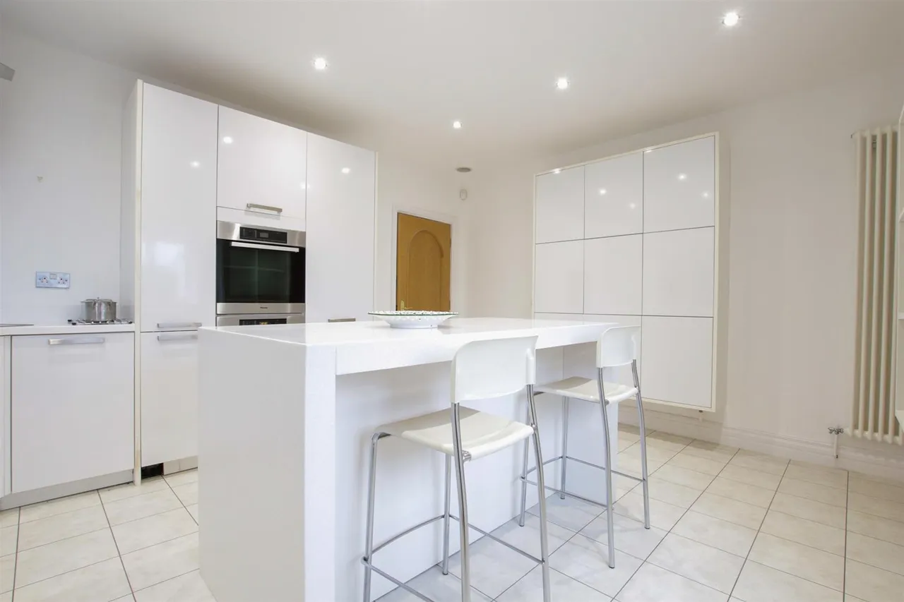 The Avenue, Hale, WA15, photo 8