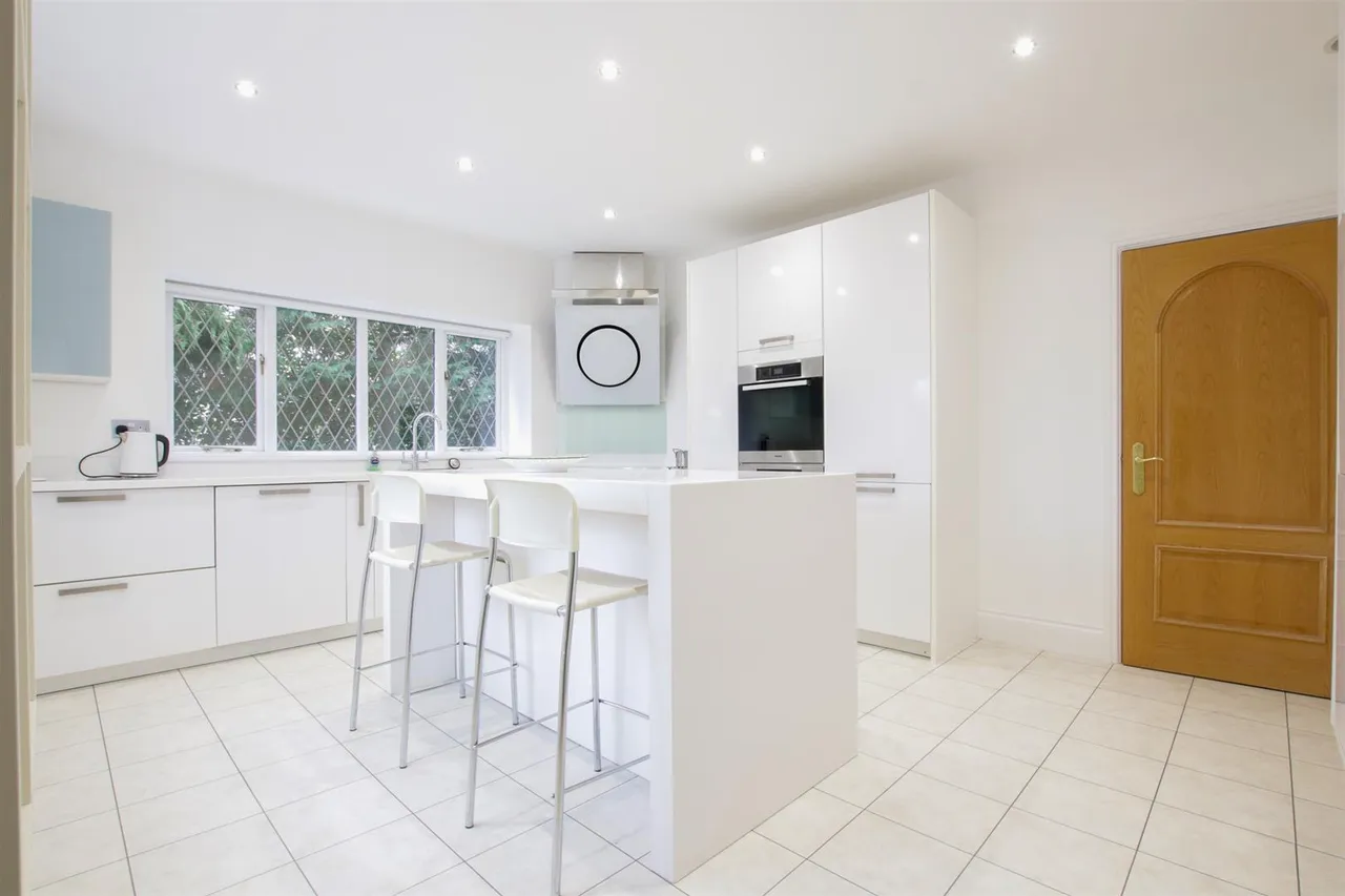The Avenue, Hale, WA15, photo 7