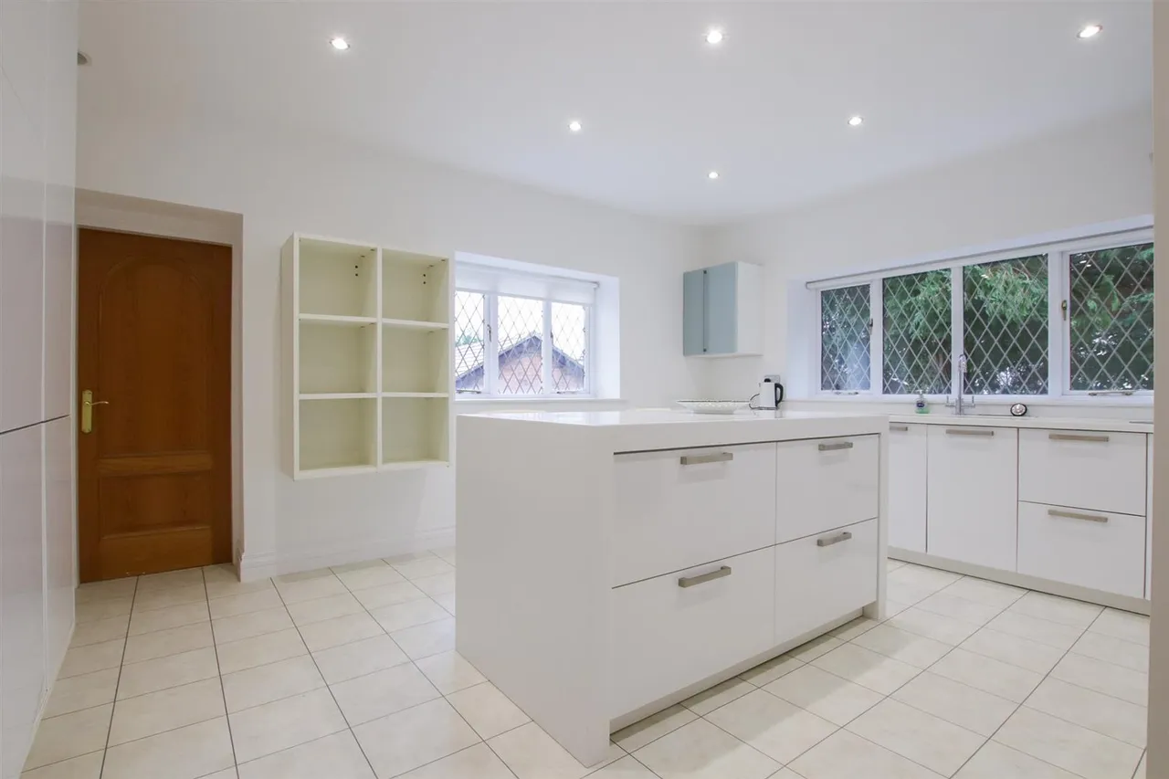 The Avenue, Hale, WA15, photo 9