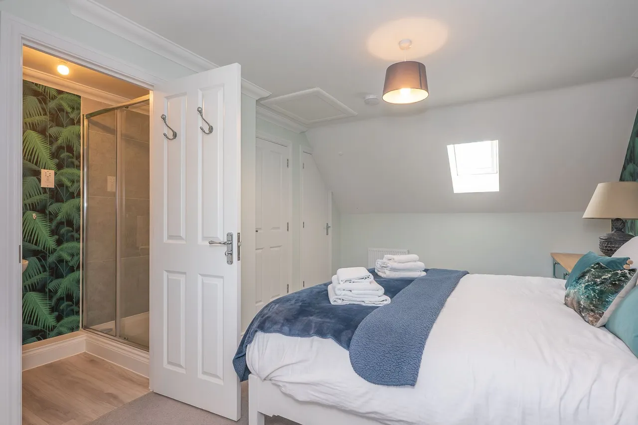 Spacious Three Bedroom Brick and Flin, photo 12