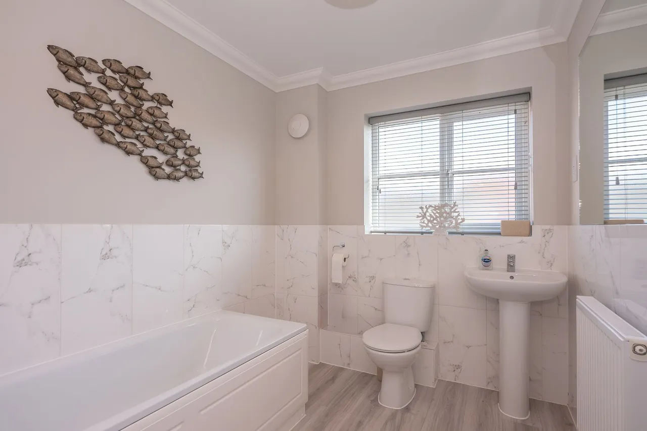 Spacious Three Bedroom Brick and Flin, photo 13