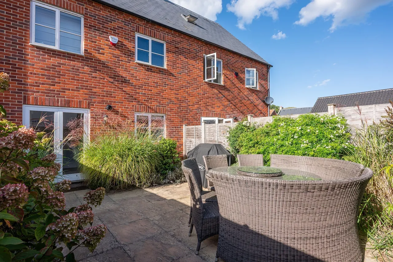 Spacious Three Bedroom Brick and Flin, photo 14