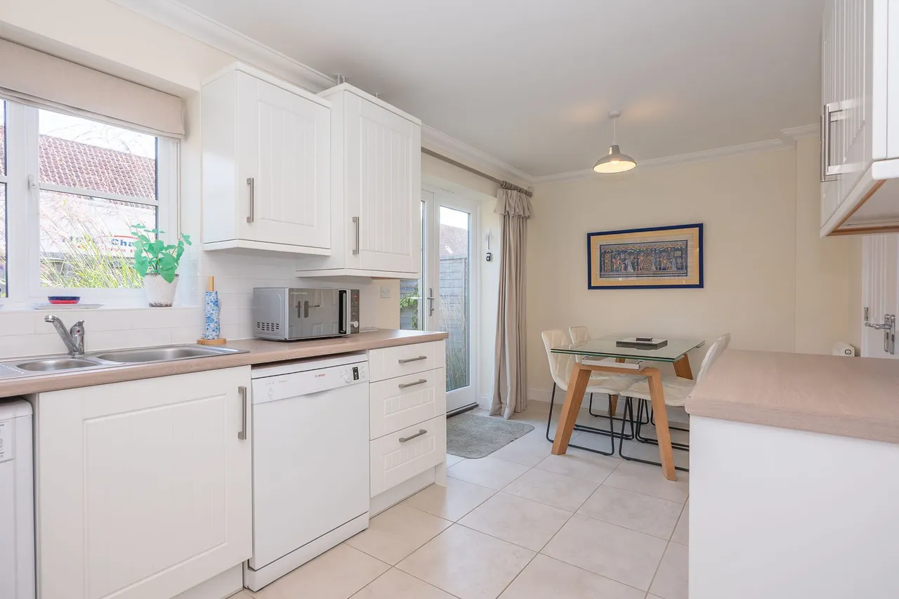 Spacious Three Bedroom Brick and Flin, photo 6