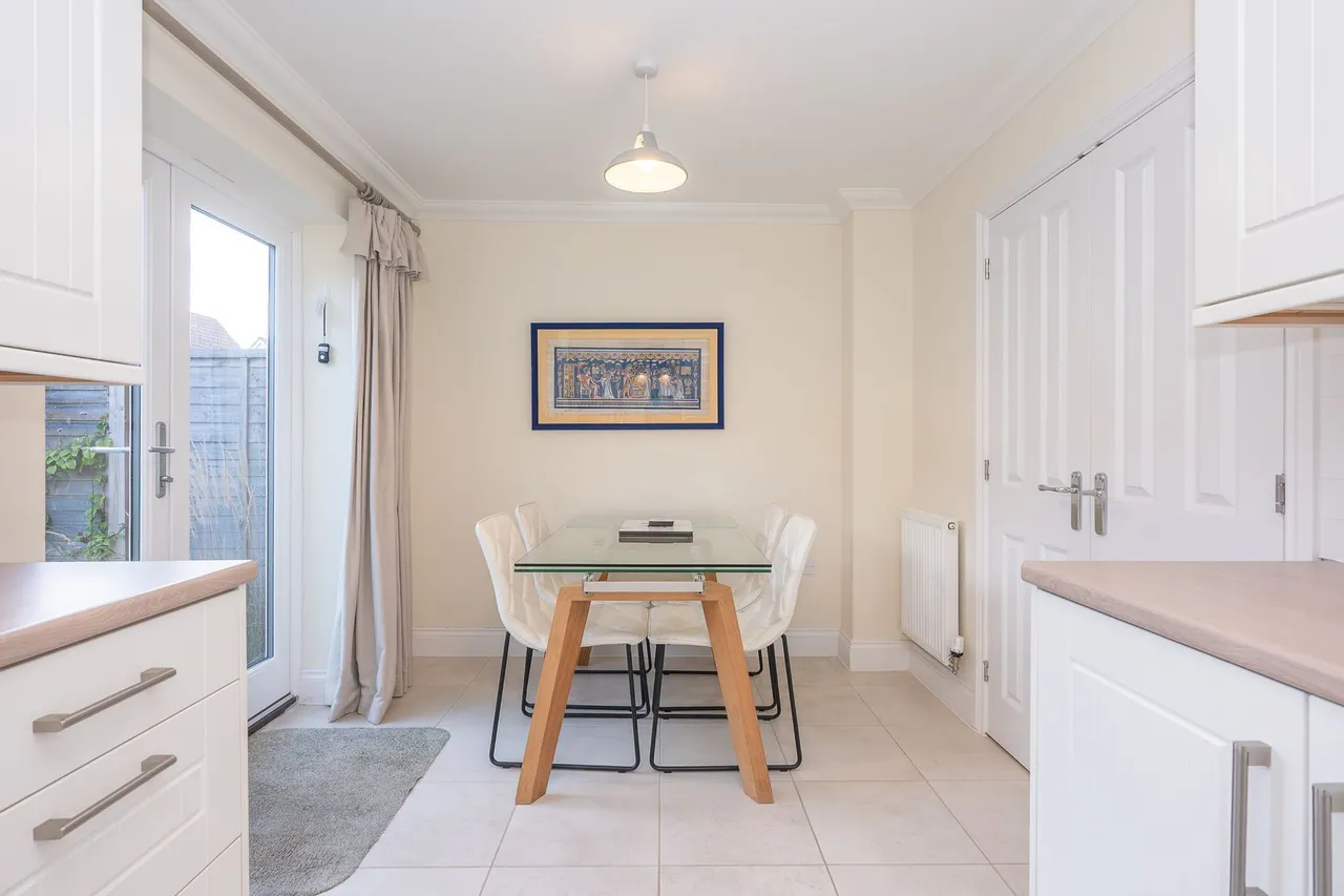 Spacious Three Bedroom Brick and Flin, photo 7