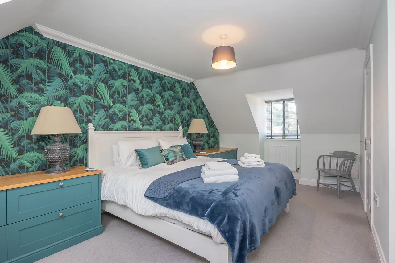Spacious Three Bedroom Brick and Flin, photo 10