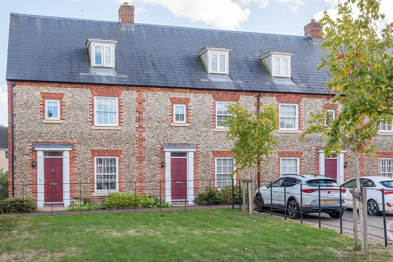 Spacious Three Bedroom Brick and Flin, photo 16