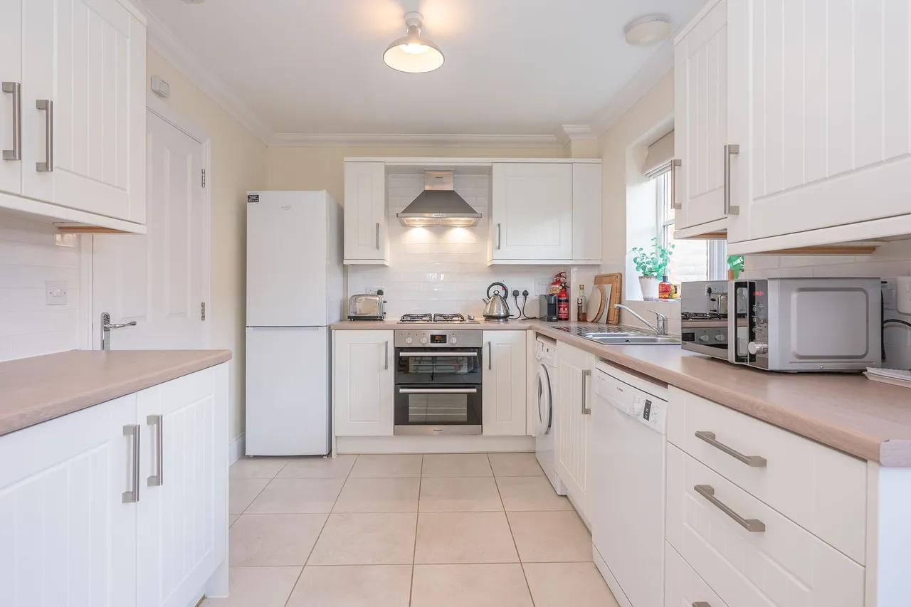 Spacious Three Bedroom Brick and Flin, photo 5