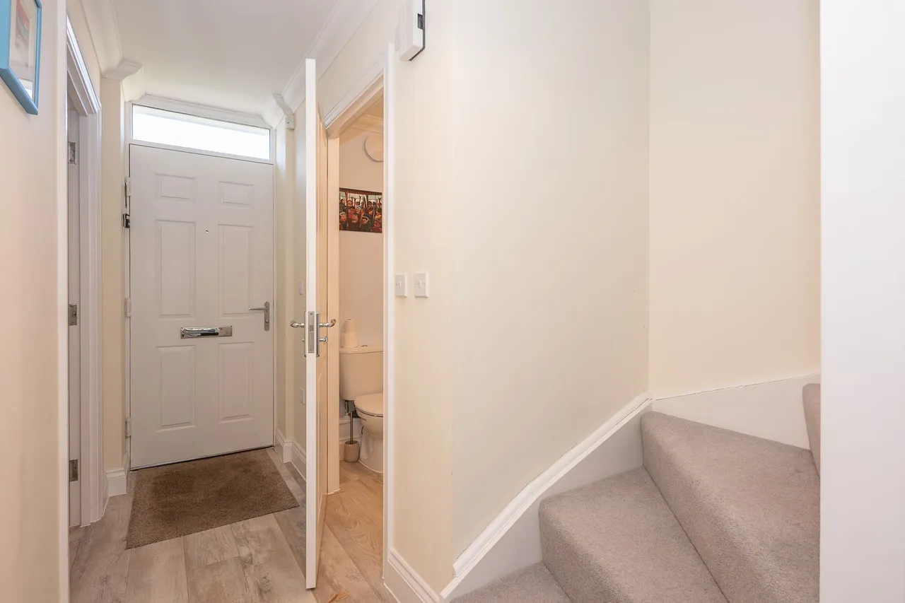 Spacious Three Bedroom Brick and Flin, photo 9