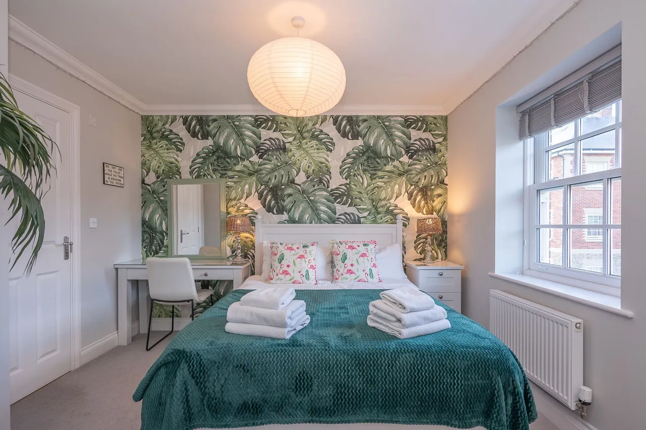 Spacious Three Bedroom Brick and Flin, photo 11