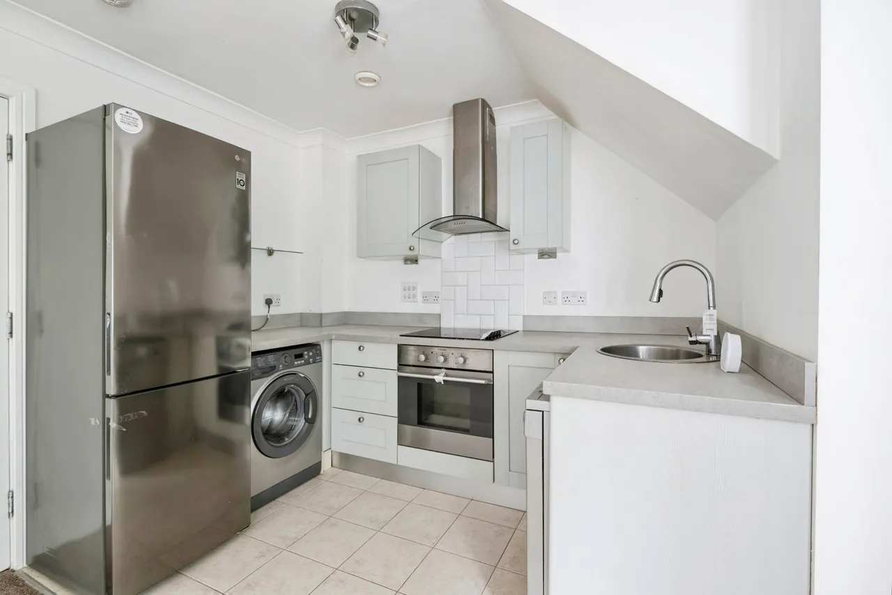 Halcyon Close, Oxshott, KT22, photo 3