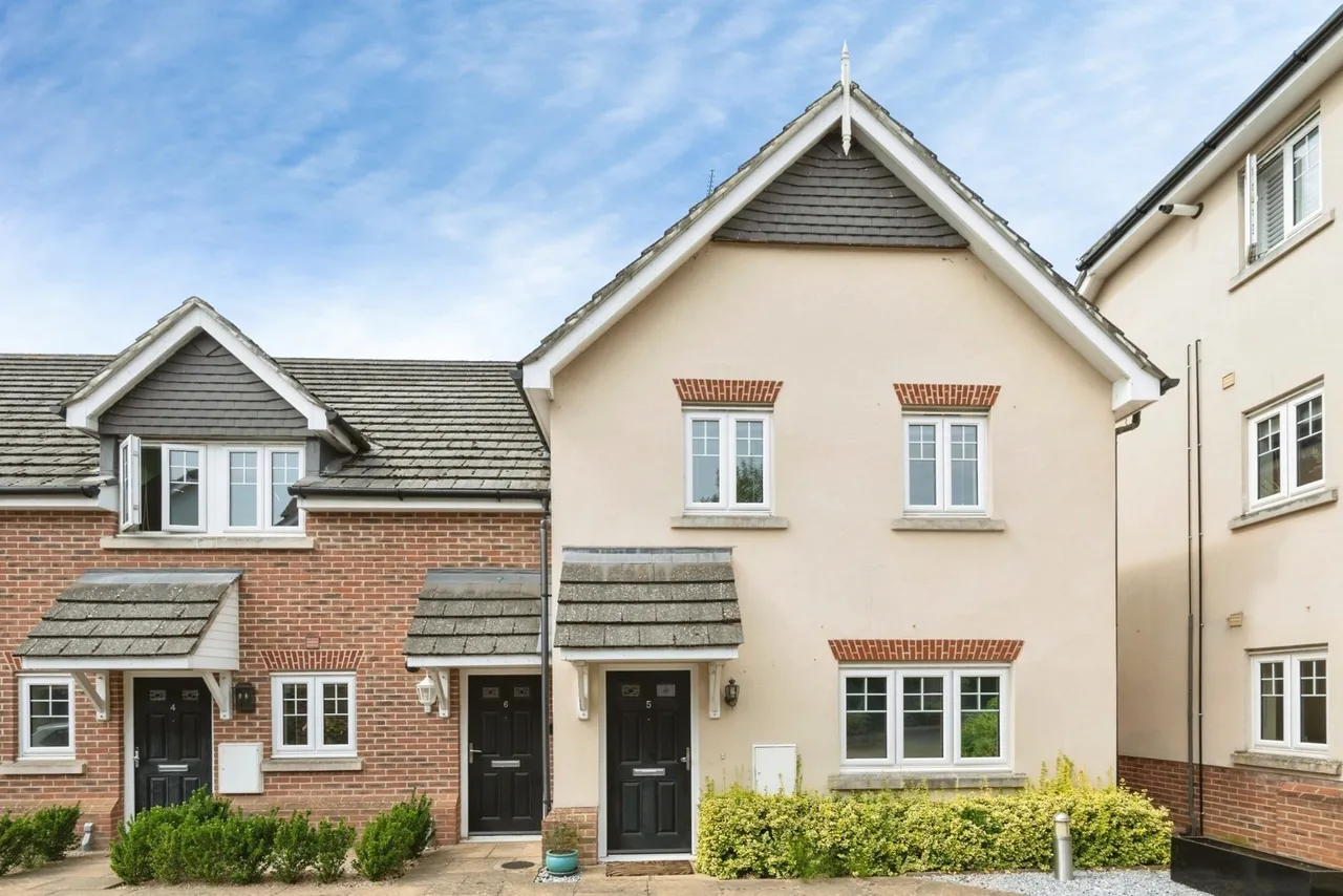 1 bed flat for sale, Halcyon Close, Oxshott, KT22