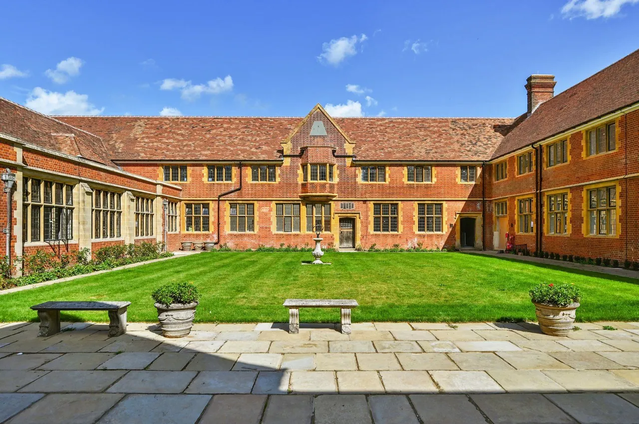 2 bed flat for sale — High Street, Wye, Ashford, Kent, TN25 5AE