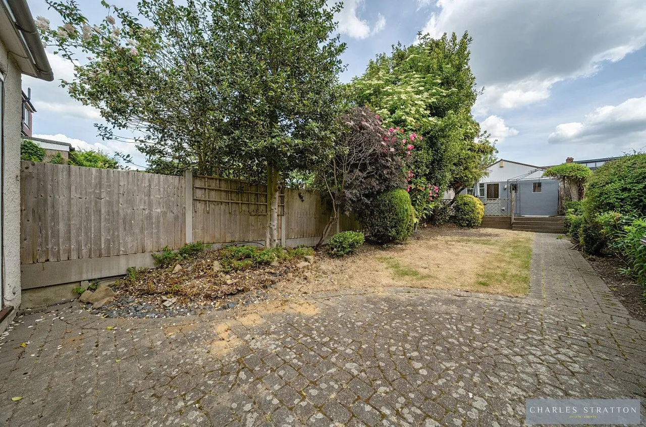 Glenwood Drive, Romford, Essex, RM2 5AS, photo 2