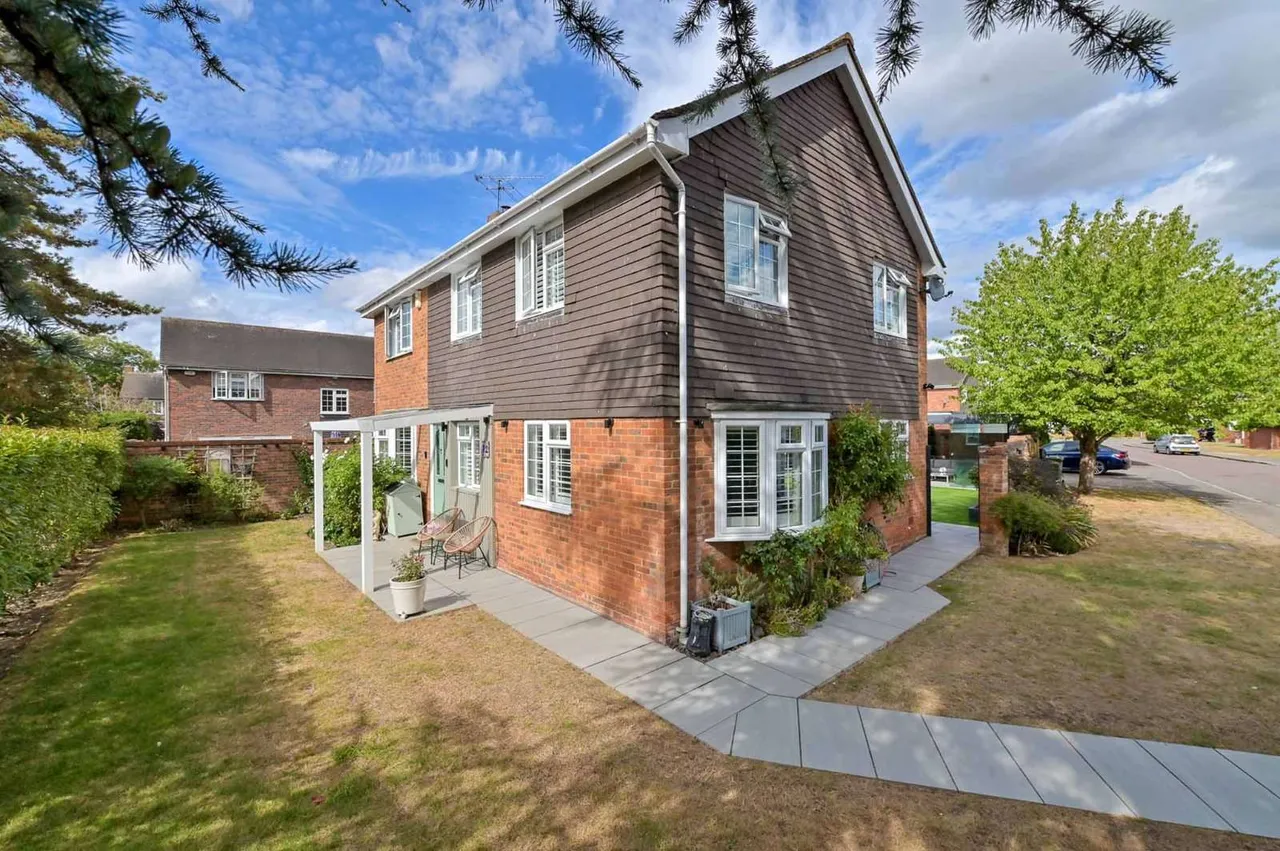 4 bed house for sale — Hearne Drive, Holyport, Maidenhead, Windsor And, SL6 2HZ