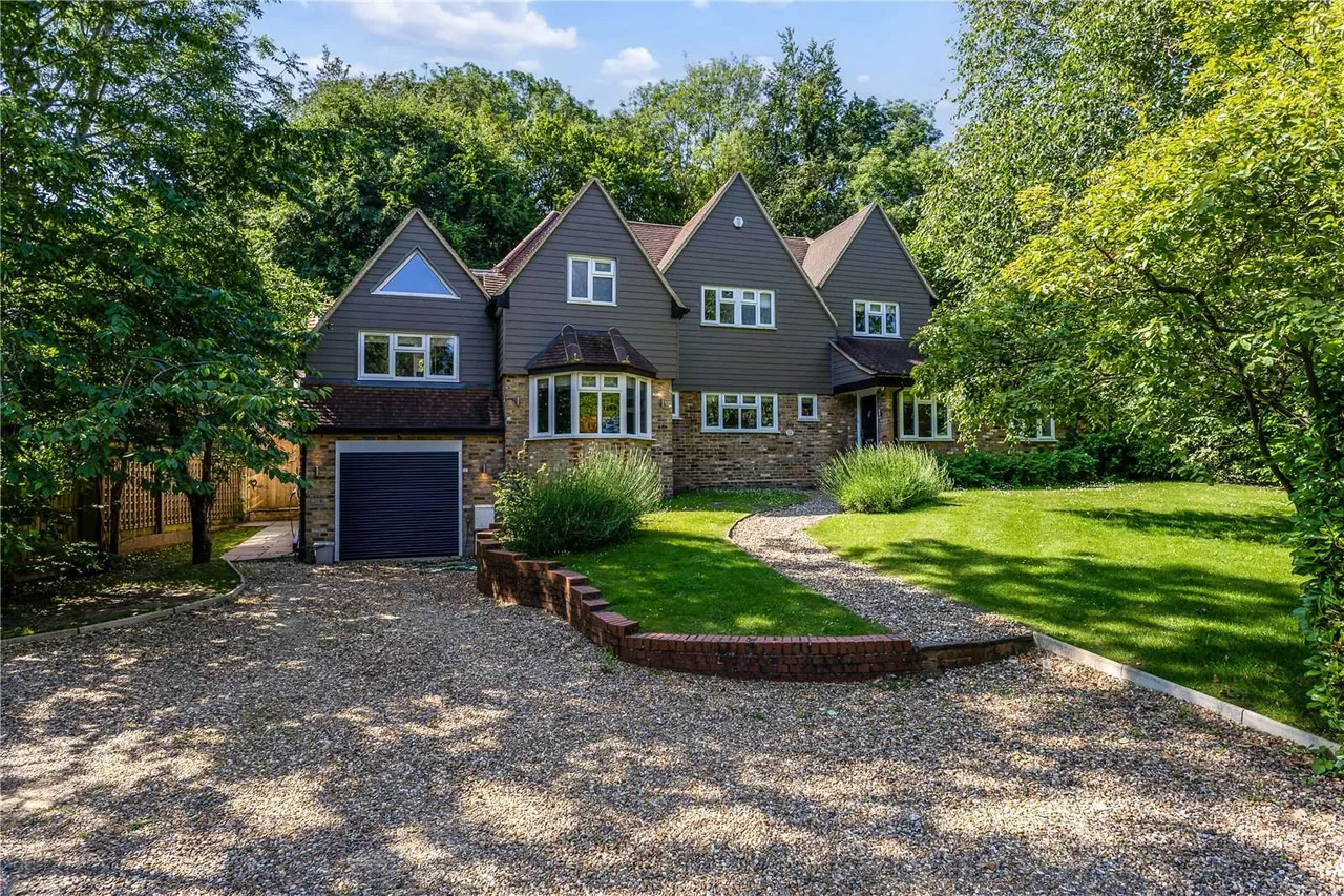 4 bed house for sale — Valley Road, Rickmansworth, Hertfordshire, WD3 4BN