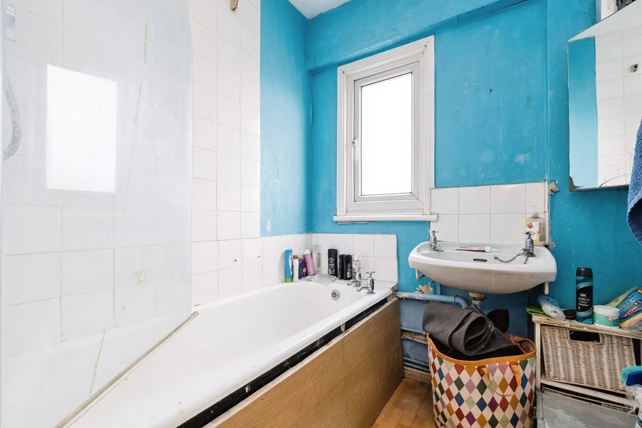 Neave Crescent, Romford, RM3, photo 9