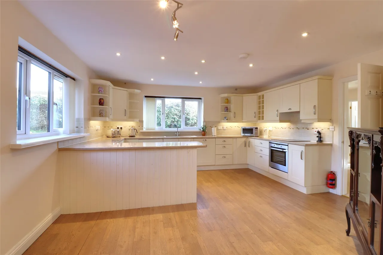 Hector Close, Dolton, EX19, photo 3
