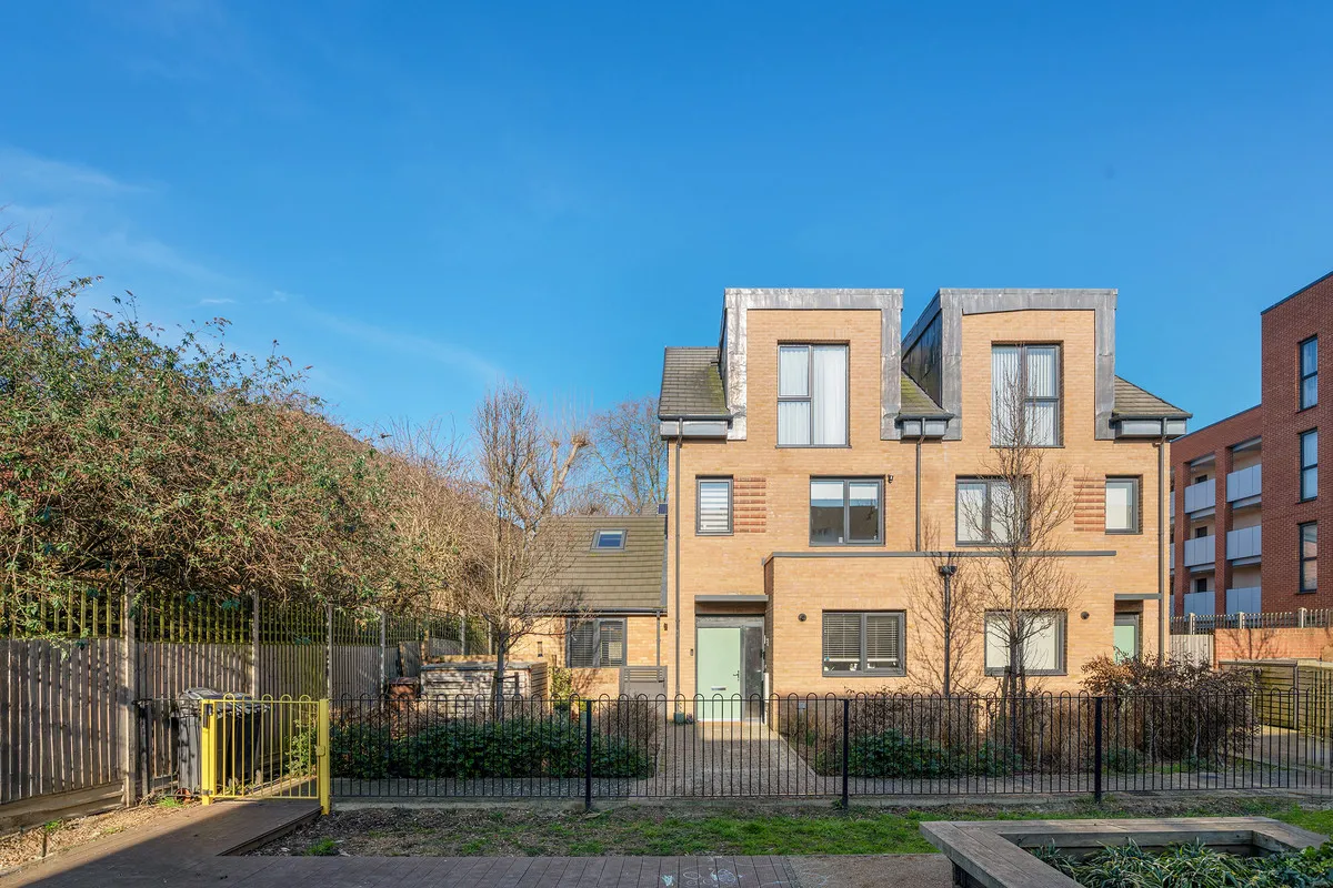 4 bed house for sale, Reynard Way, Brentford, TW8