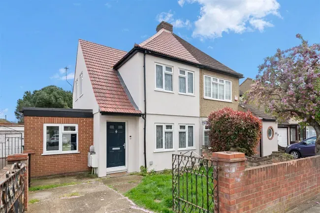 3 bed house for sale — Cherry Grove, Hillingdon