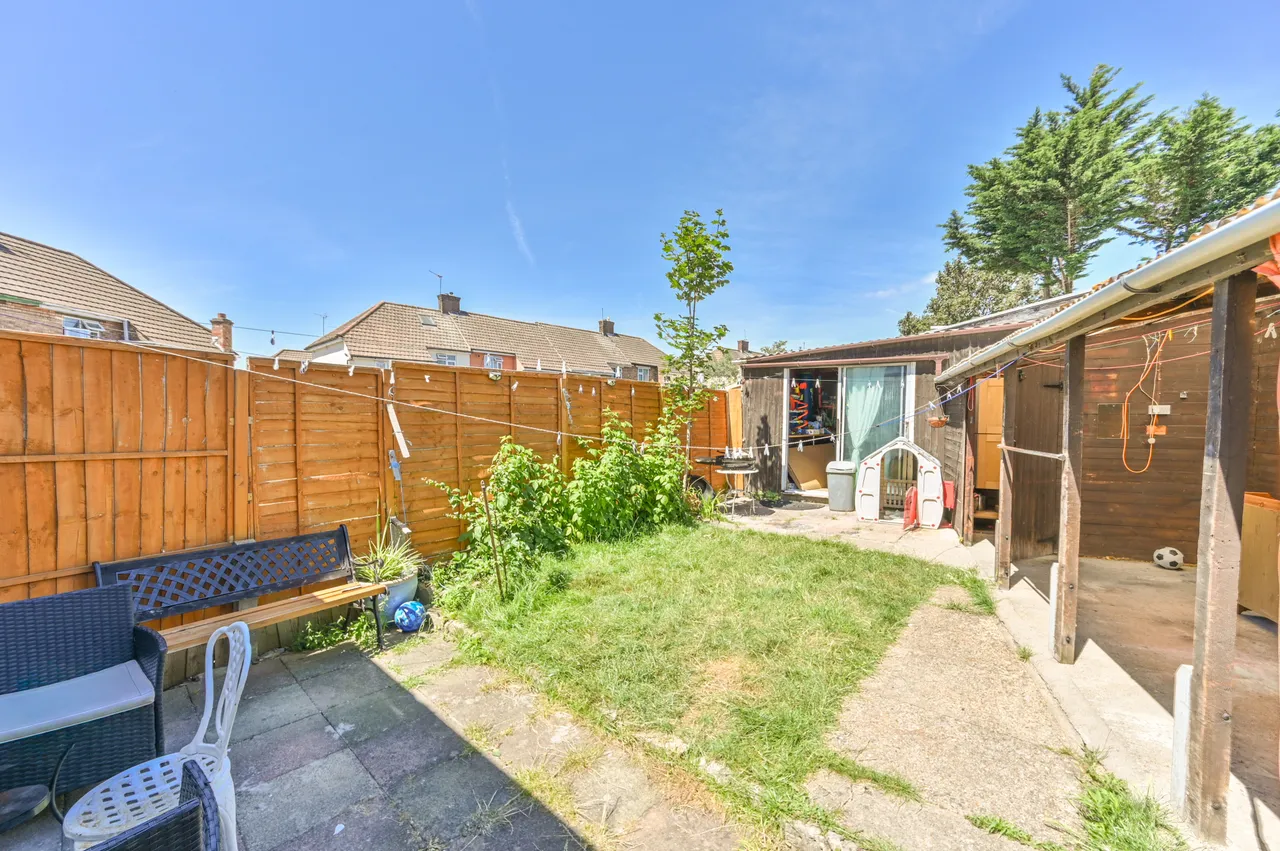 18 Queensbury Road, Wembley, photo 8