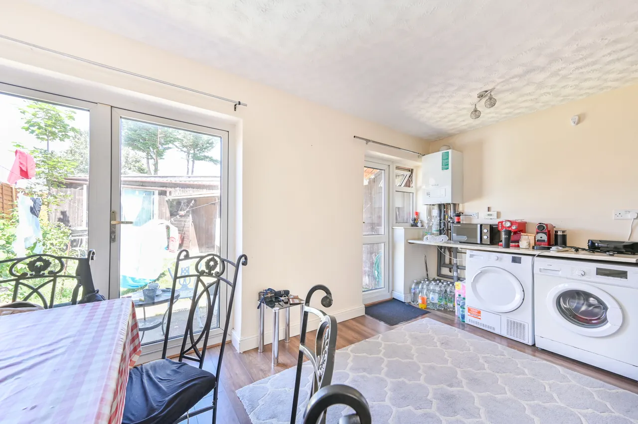 18 Queensbury Road, Wembley, photo 10