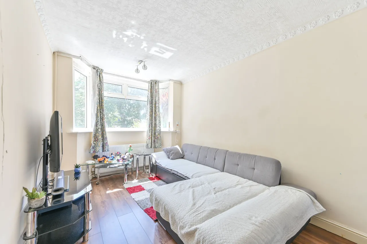 18 Queensbury Road, Wembley, photo 9