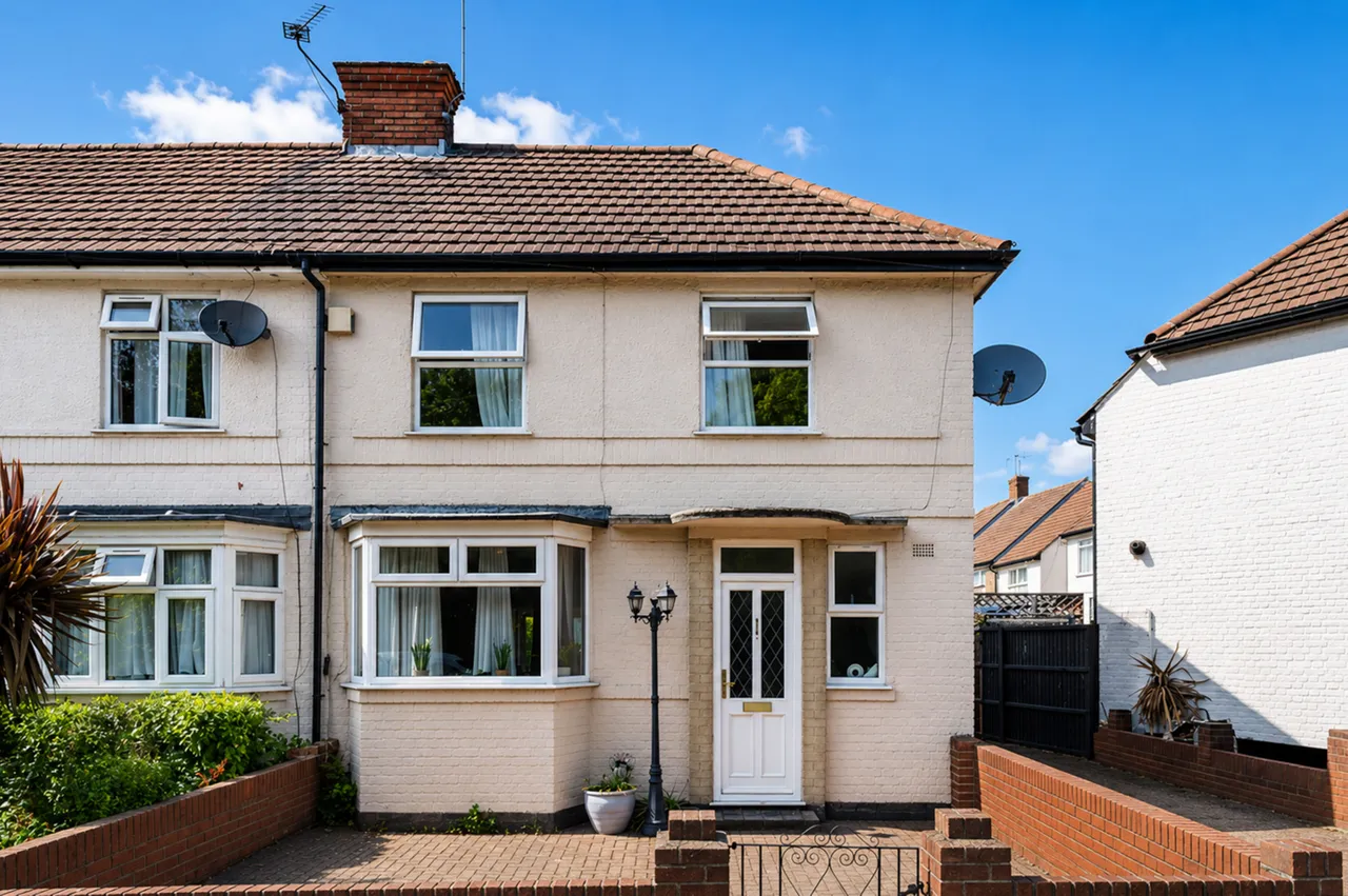 18 Queensbury Road, Wembley, photo 2