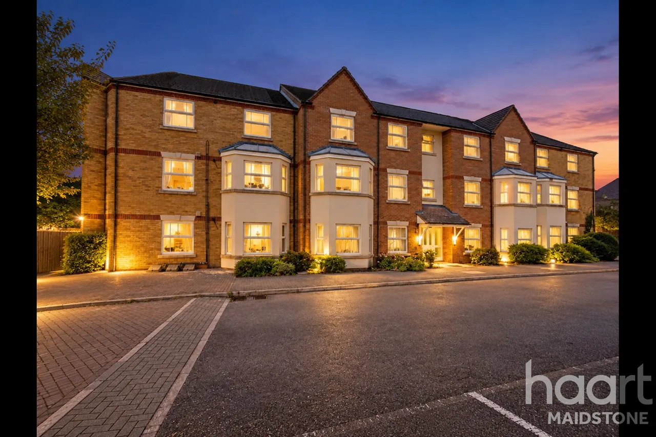2 bed flat for sale, Hawkes Way, Maidstone, ME15