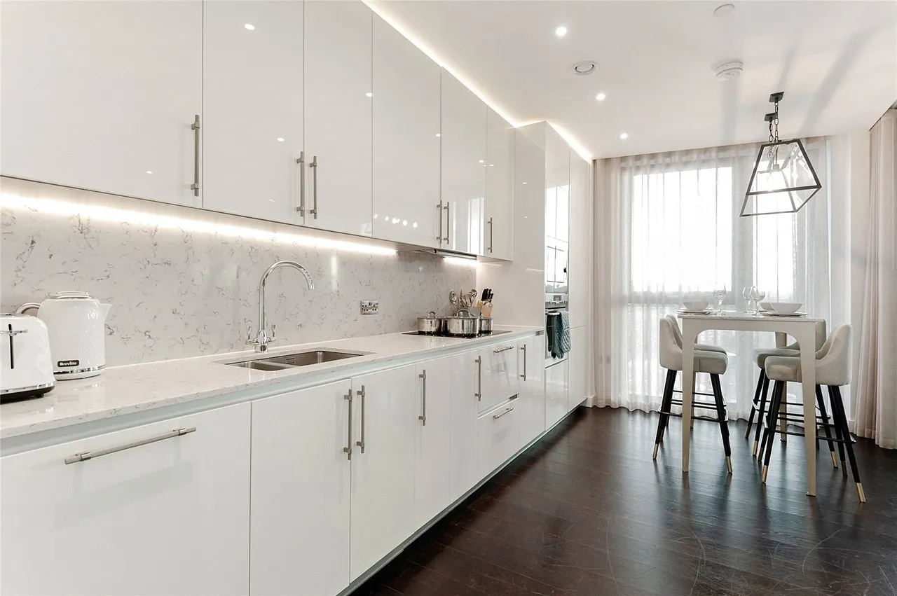 Thornes House, 4 Charles Clowes Walk, London, SW11, photo 4