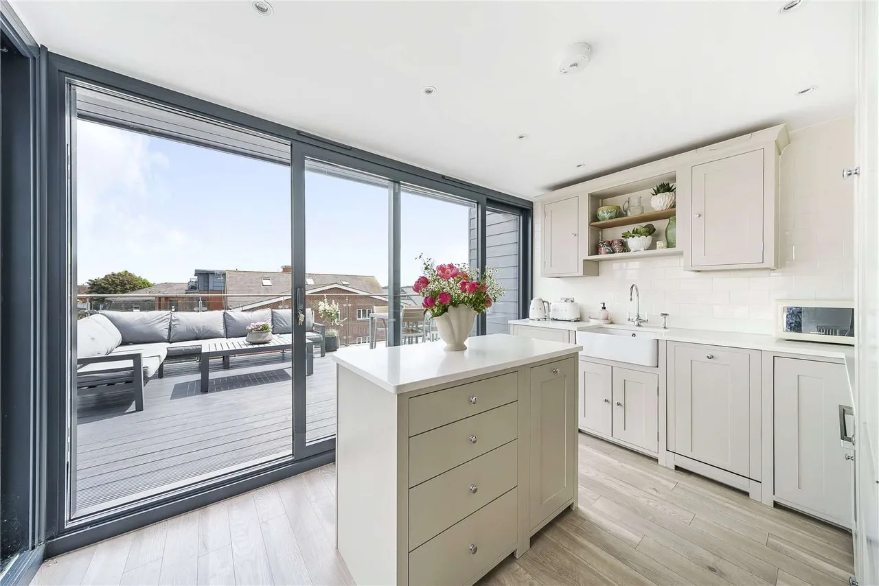 Lyons Crescent, Tonbridge, Kent, TN9 1FB, photo 3