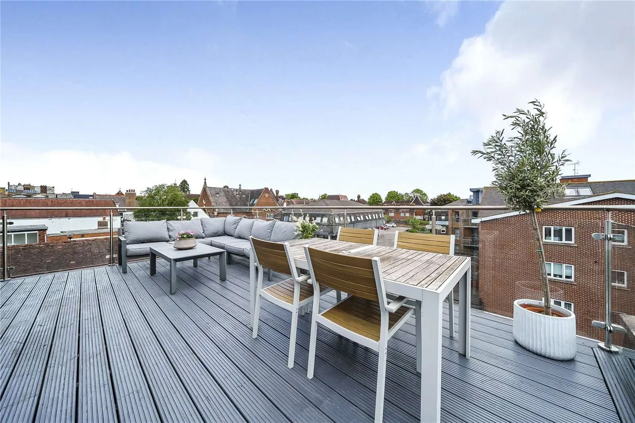 Lyons Crescent, Tonbridge, Kent, TN9 1FB, photo 2