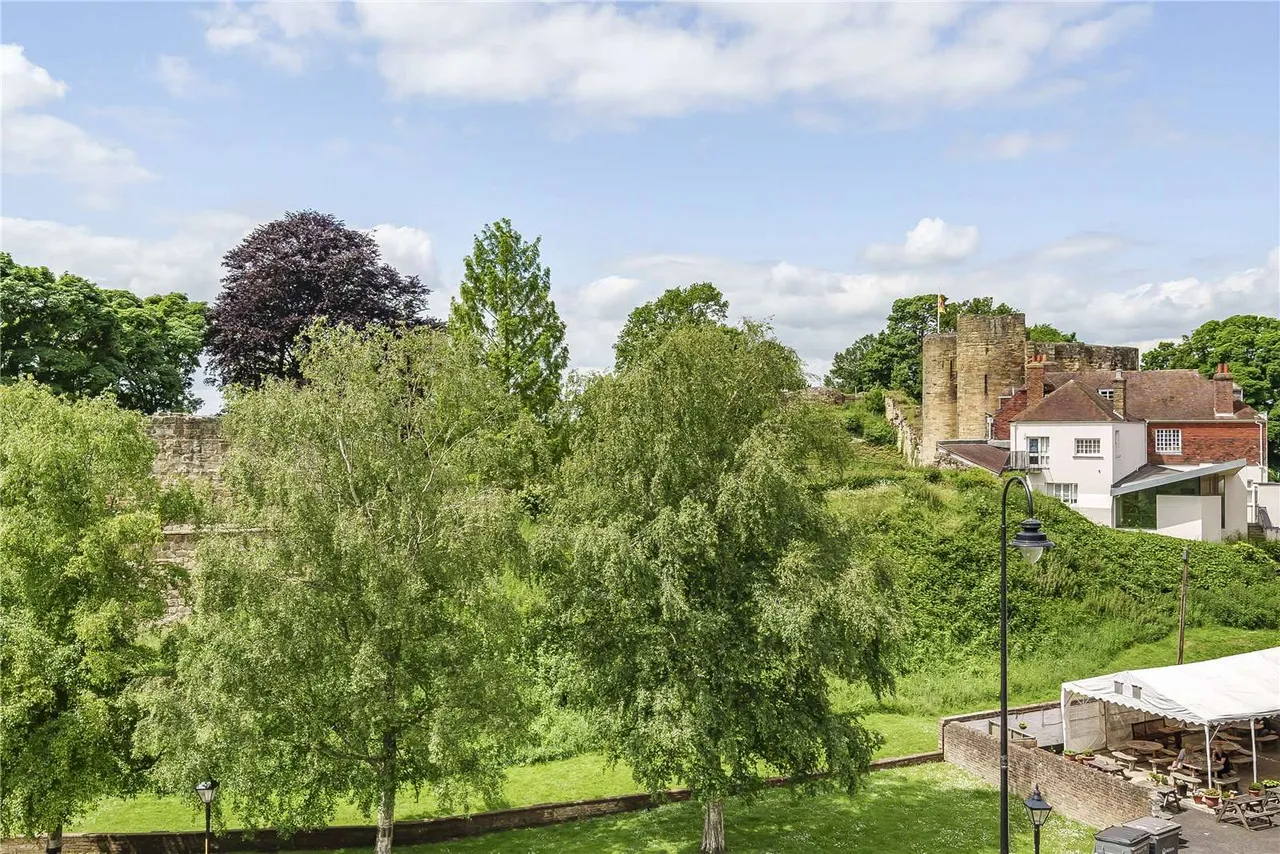 Lyons Crescent, Tonbridge, Kent, TN9 1FB, photo 10
