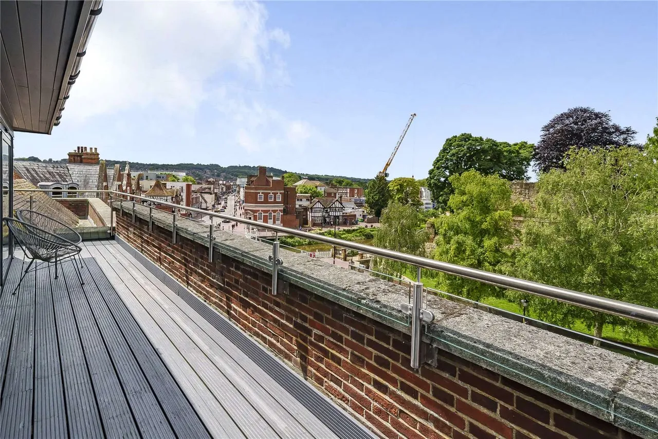 Lyons Crescent, Tonbridge, Kent, TN9 1FB, photo 9