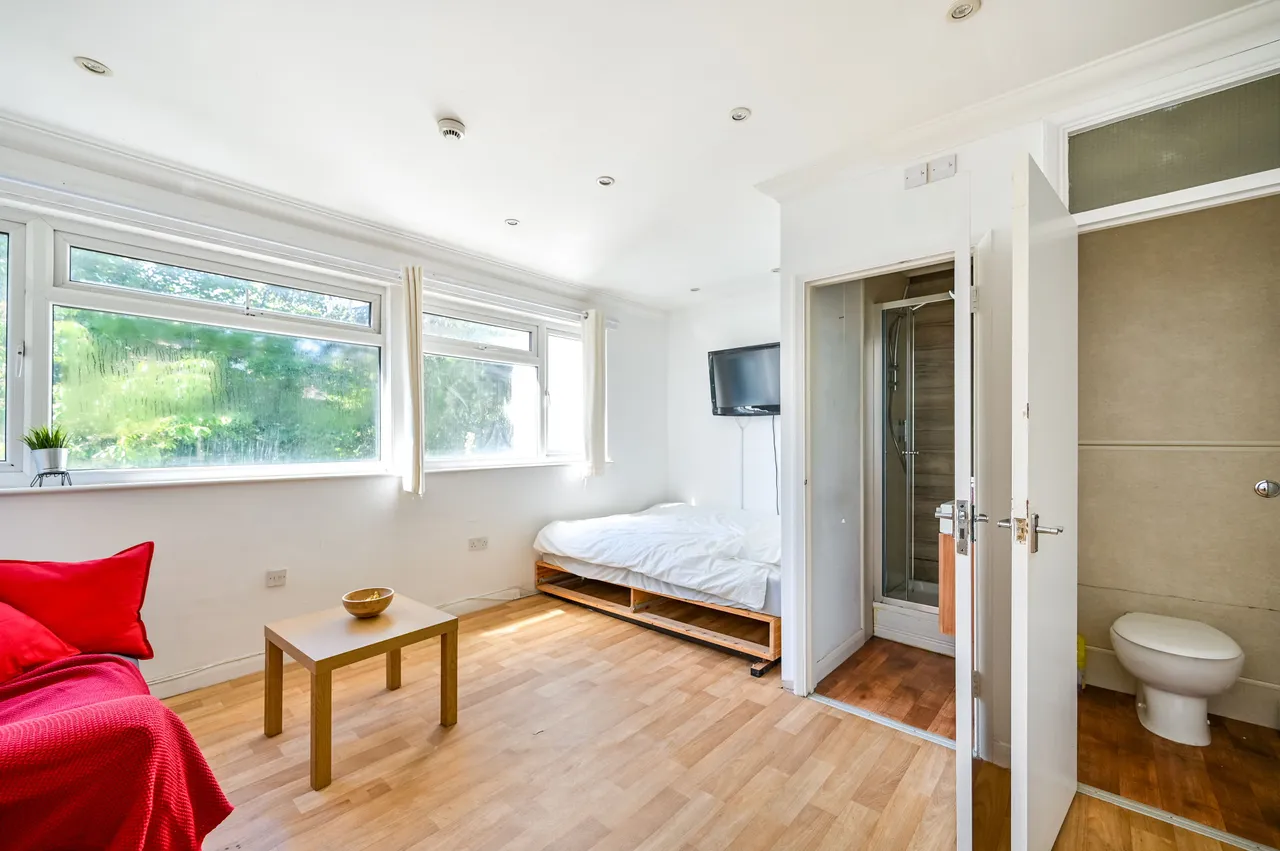 Room 1, 7 Sovereign Close, London, photo 2
