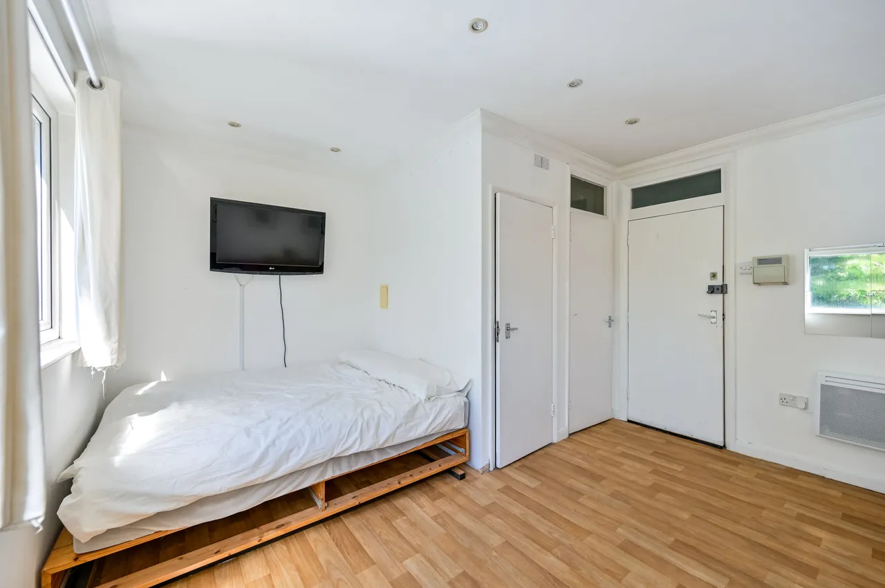 Room 1, 7 Sovereign Close, London, photo 4