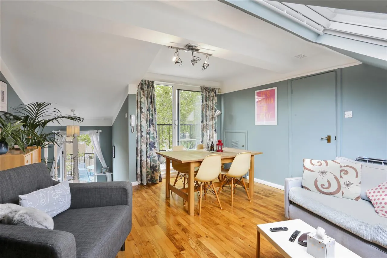 3 bed flat for sale — Brecknock Road, London