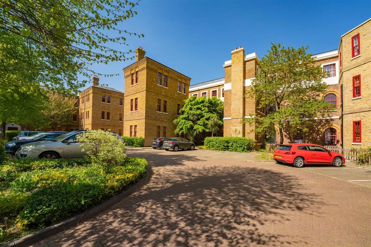 3 bed flat for sale, Osterley Gardens, Southall