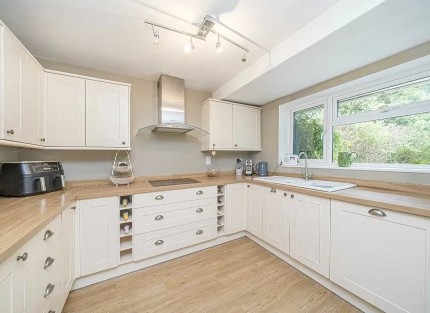 Kenton Avenue, Sunbury-On-Thames, TW16, photo 3