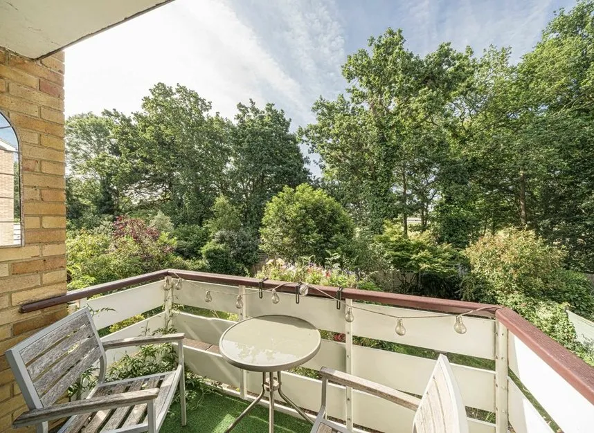 Kenton Avenue, Sunbury-On-Thames, TW16, photo 8