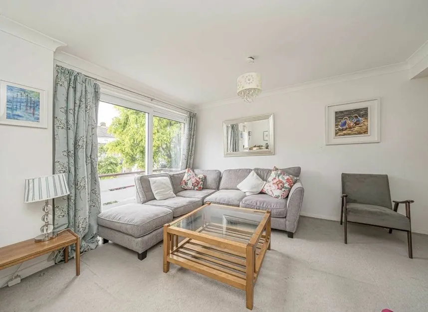 Kenton Avenue, Sunbury-On-Thames, TW16, photo 2