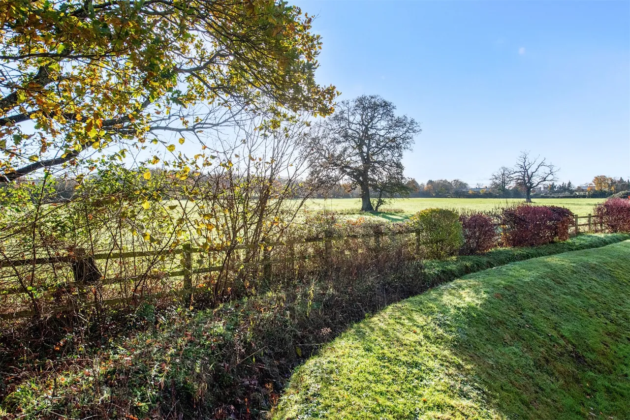 Redfields Lane, Church Crookham, Fleet, Hampshire, GU52 0AE, photo 4