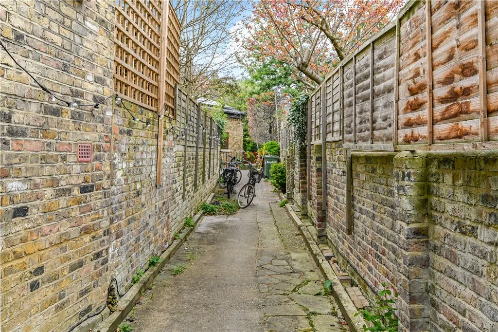 Gloucester Drive, London, N4 2, photo 35