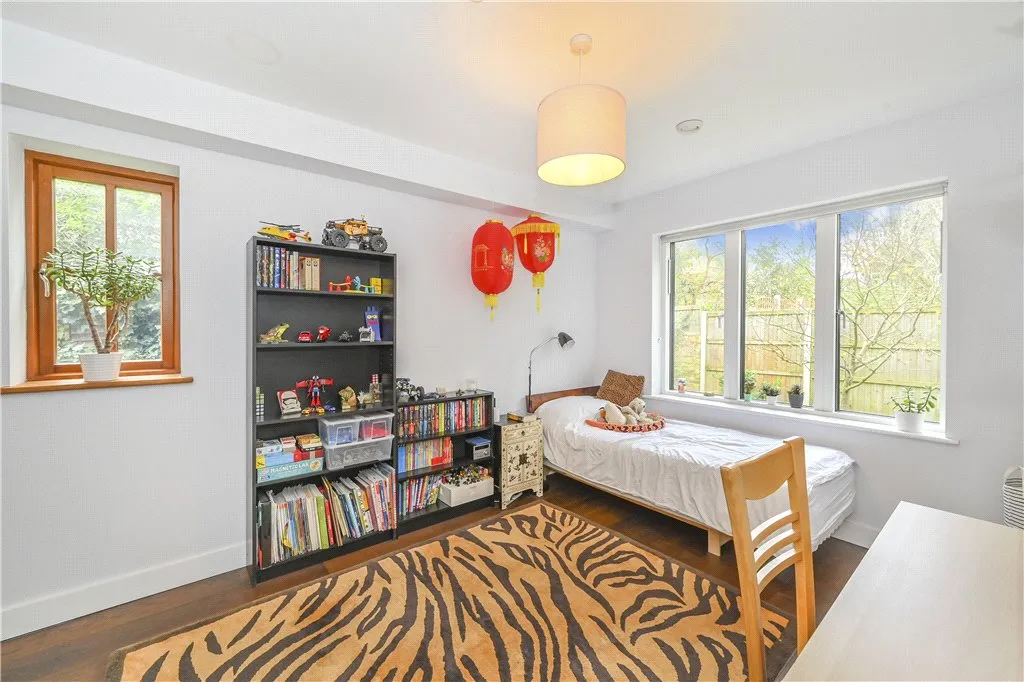 Gloucester Drive, London, N4 2, photo 64